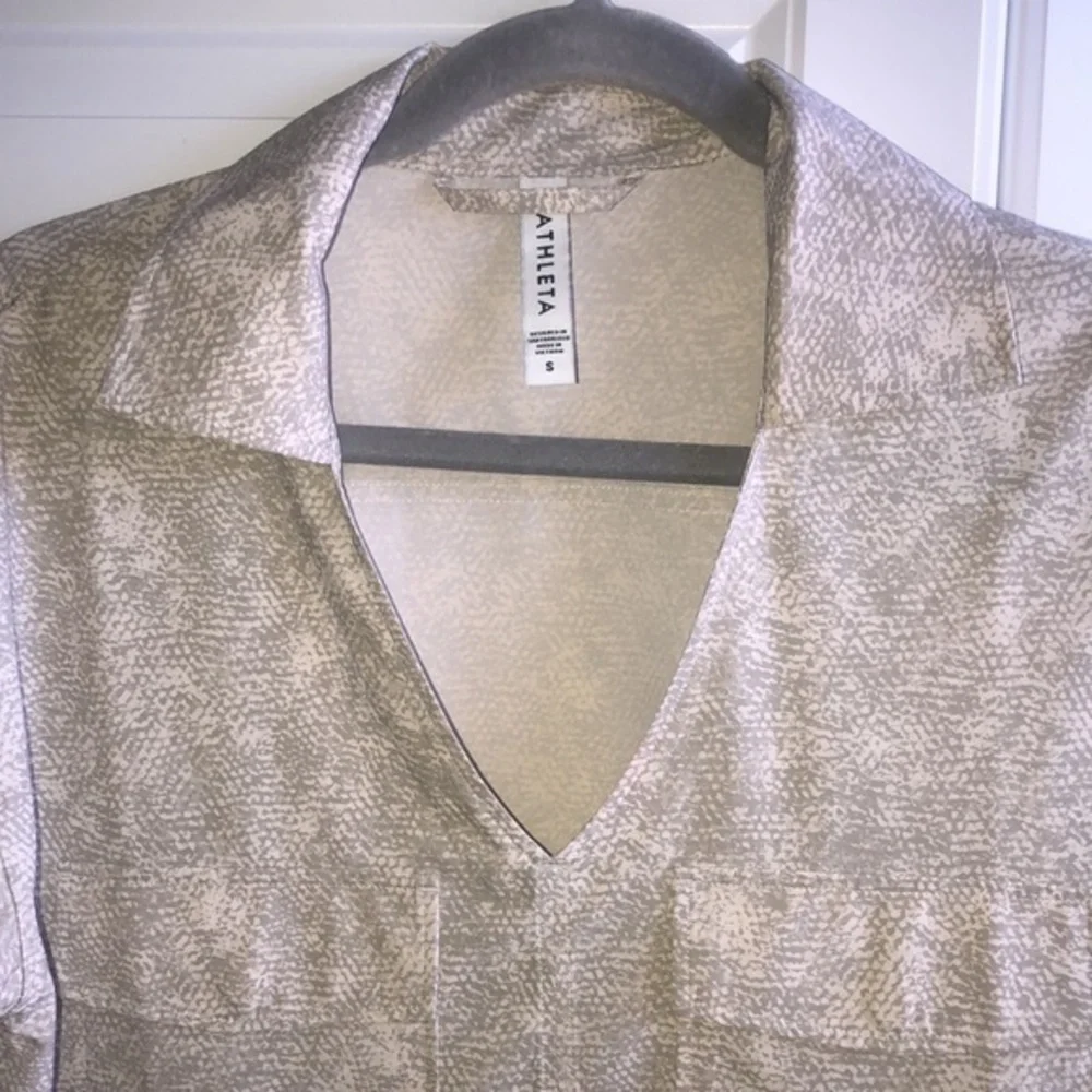 Athleta Zuma Print Top Blouse‎ V- Neck Small  Green